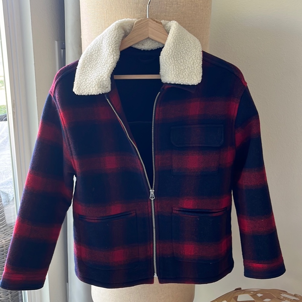 Jacket with zipper with detachable collar